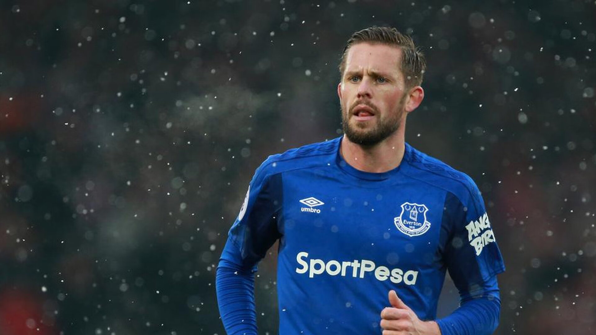 “东部新区定向越野：运动员在迷雾中寻觅胜利”