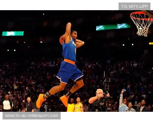 NBA侧翼接球扣篮，全场轰动